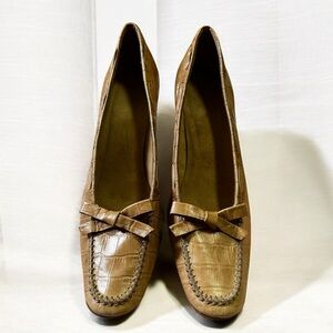 Stuart Weitzman Luxury Croc-Embossed Leather Pumps Coquette Retro Elegant 9